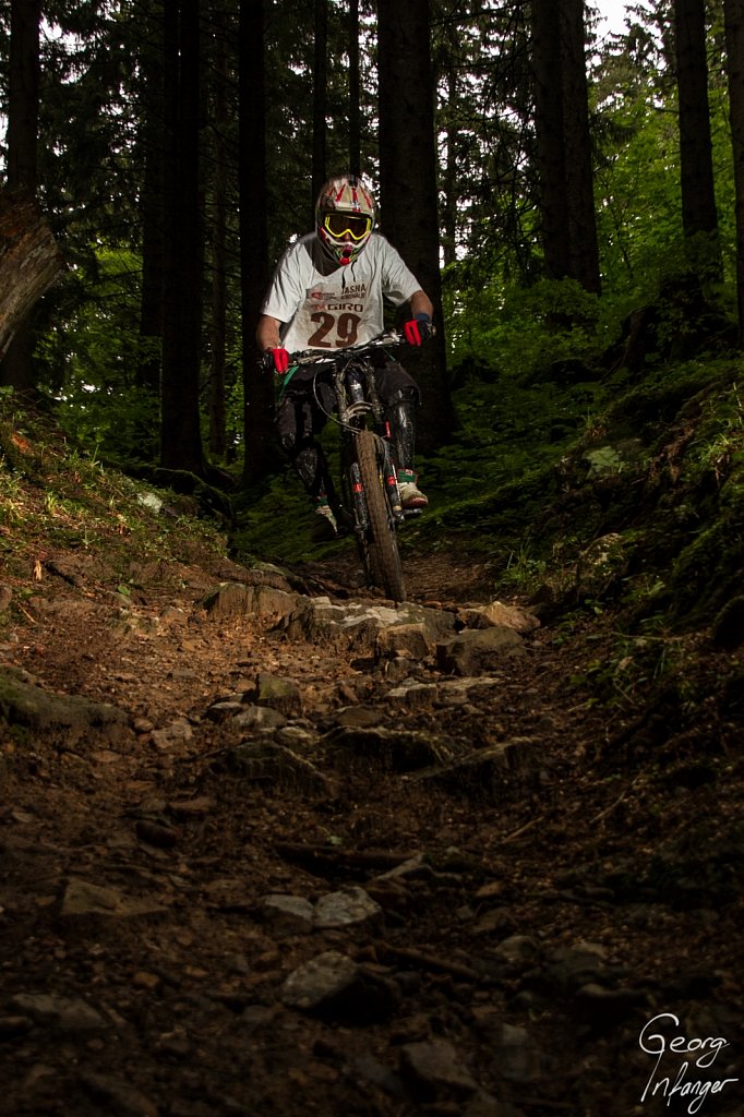 Herbert Kuster in Engelberg - biking blitz brunni downhill flash forest herbert kuster regen wald 