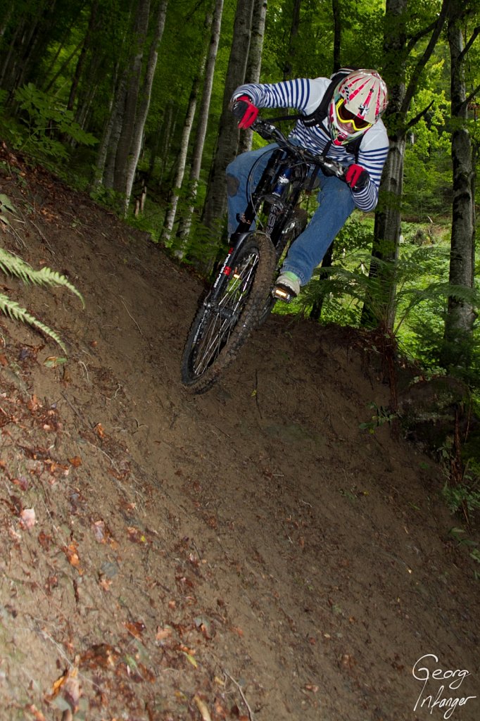 Herbert Kuster in Engelberg - biking downhill engelberg forest herbert kuster regen wald 