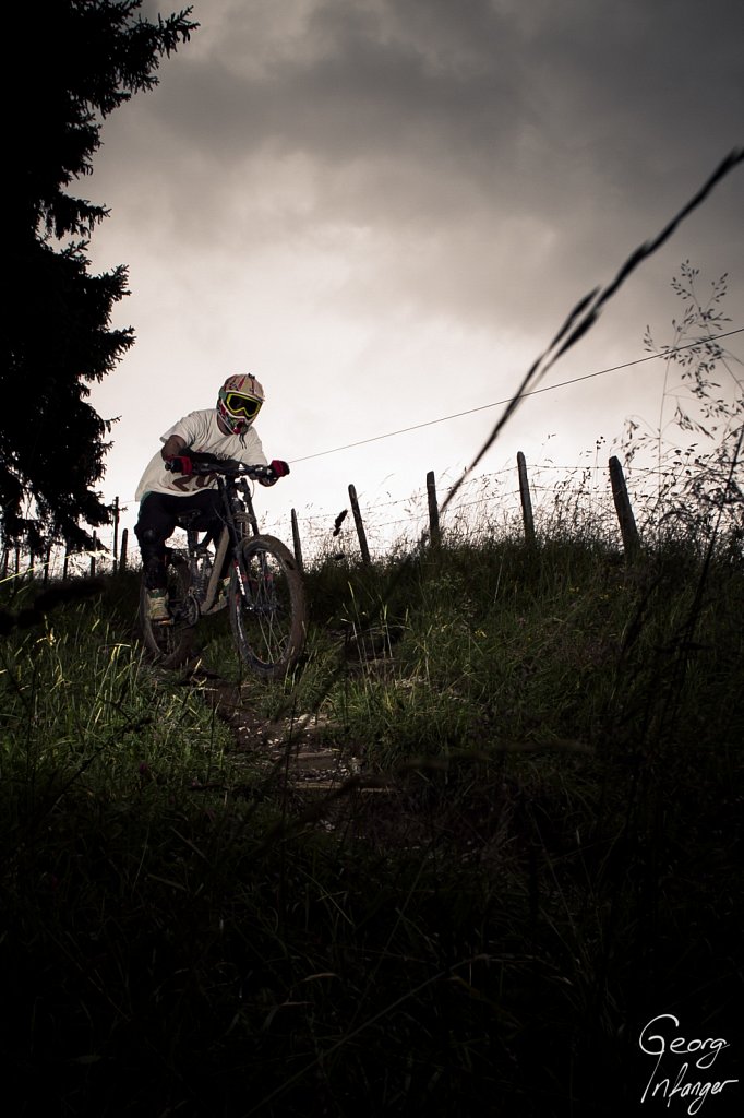 Herbert Kuster in Engelberg - biking blitz brunni clouds downhill flash herbert kuster regen wolken 