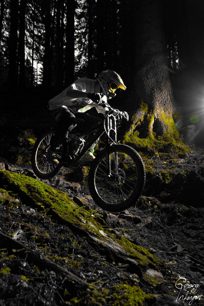 Herbert Kuster in Engelberg - biking blitz brunni downhill flash forest herbert kuster regen wald 