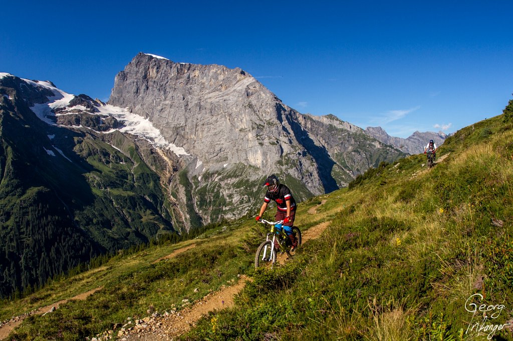 Herbert Kuster, Georg  Infanger in Engelberg - biking downhill engelberg führenalp georg infanger herbert kuster herbst morgenstimmung remote release titlis 