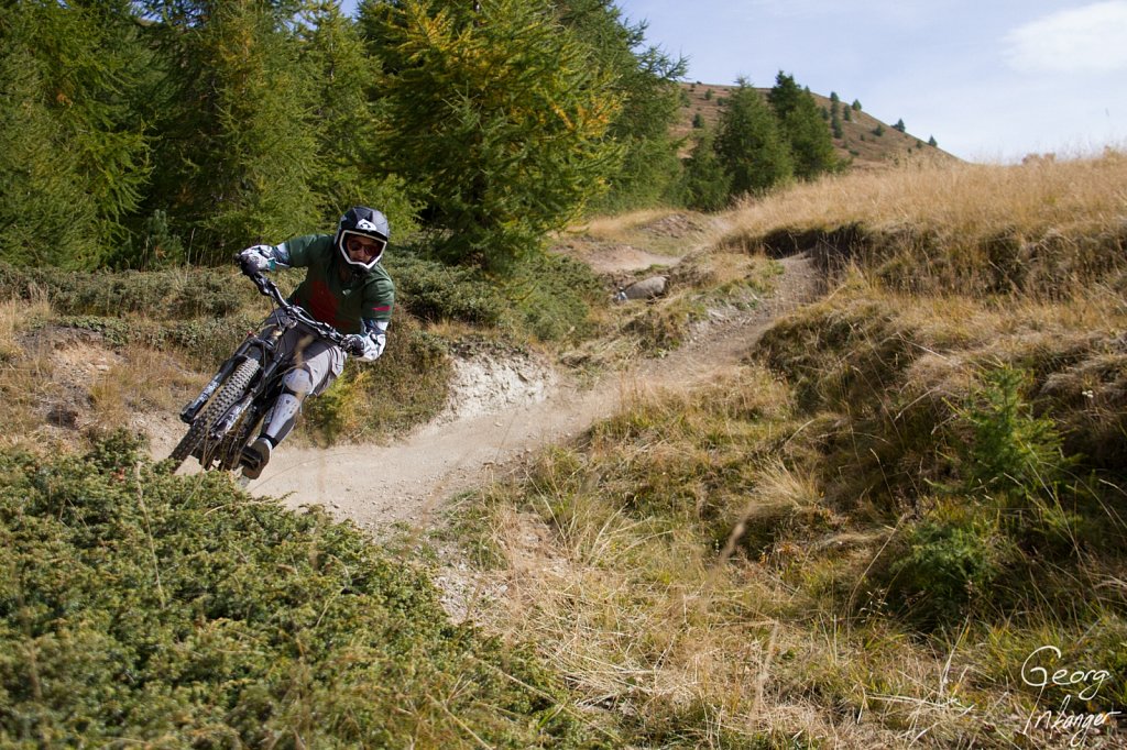 Jelena Infanger in Livigno IT - bikepark biking downhill forest herbst jelena jelena infanger jeli livigno wald 